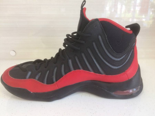 バスケットシューズのスニーカー