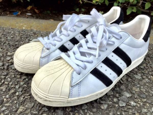 シューズのアディダス(adidas)
