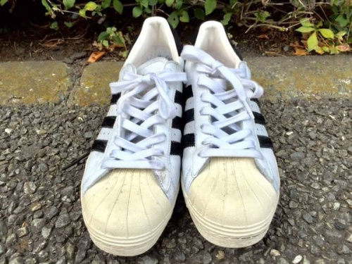 アディダス(adidas)のスニーカー