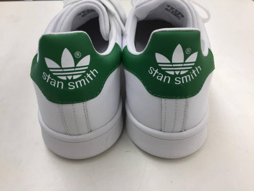 アディダス(adidas)のスニーカー