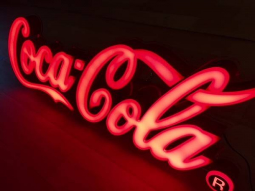 COCA COLAの照明