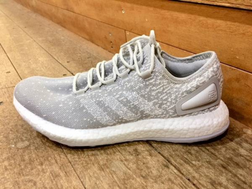 シューズのアディダス（adidas）