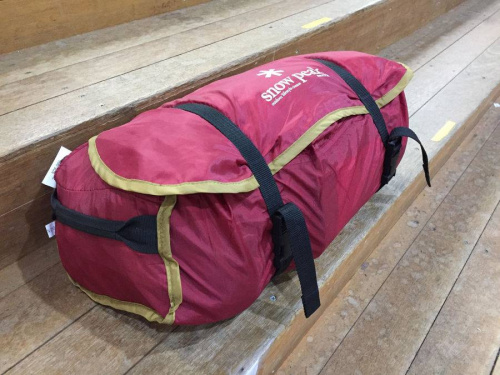 アウトドア用品のテント