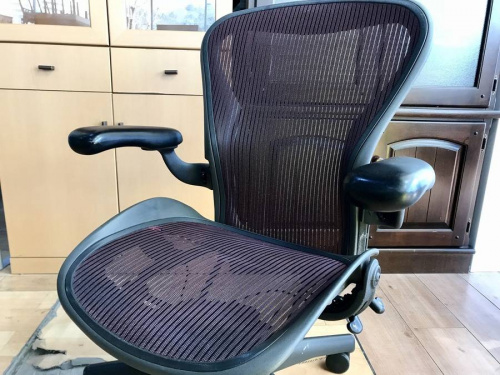 アーロンチェアのミラチェア