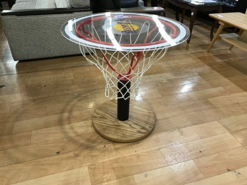テーブルのLAKERS