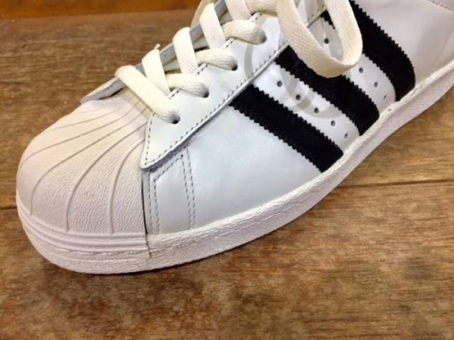 スニーカーのアディダス（adidas）