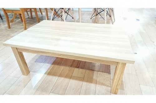 家具のテーブル