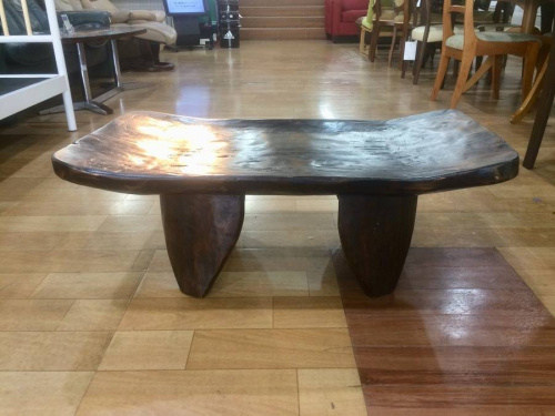 イスのテーブル