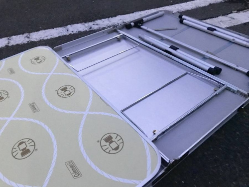 ColemanのBBQテーブル