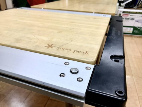 キャンプ用品の竹テーブル