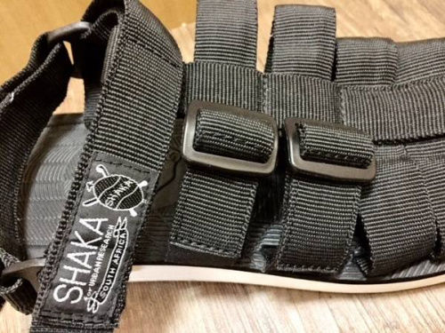サンダルのSHAKA