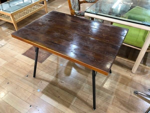 家具のテーブル