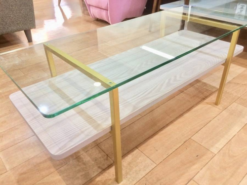 家具のテーブル