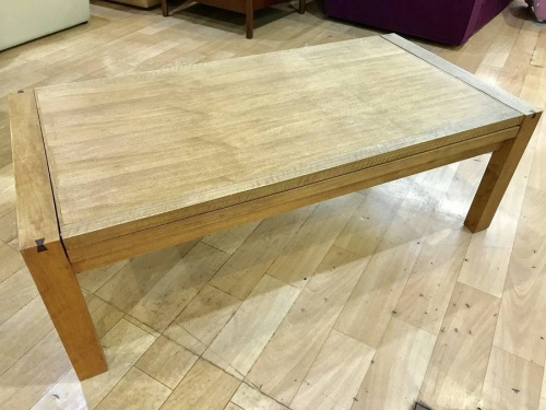 家具のテーブル