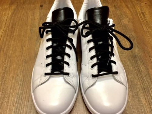 スニーカーのアディダス（adidas）