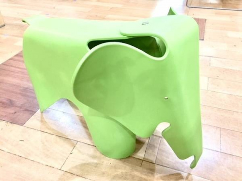 スツールのイームズ　リプロダクト