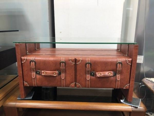 家具のテーブル