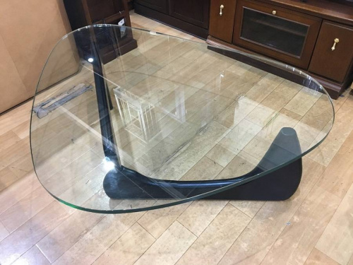 家具のテーブル