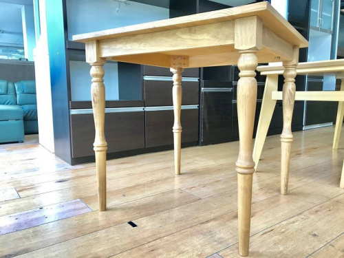 家具のテーブル