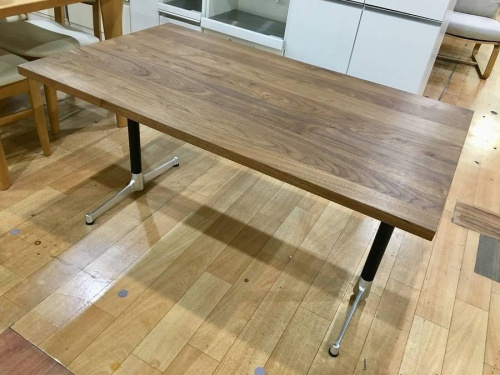 家具のテーブル