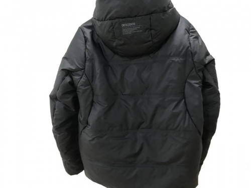 ジャケットのDESCENTE