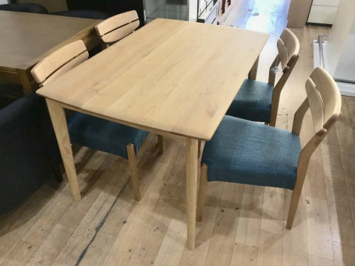 南大沢　家具のテーブル