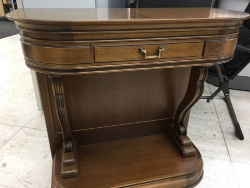 家具のテーブル