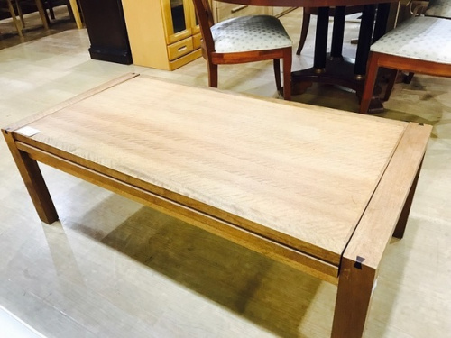 家具のテーブル