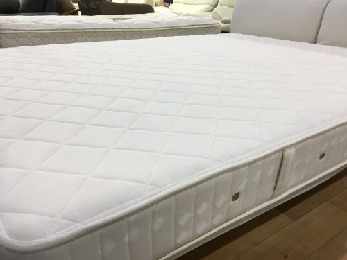 ベッドのダブルベッド