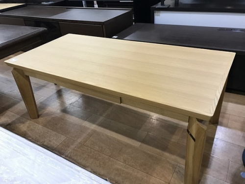 家具のテーブル