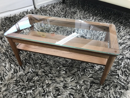 生活家具のテーブル