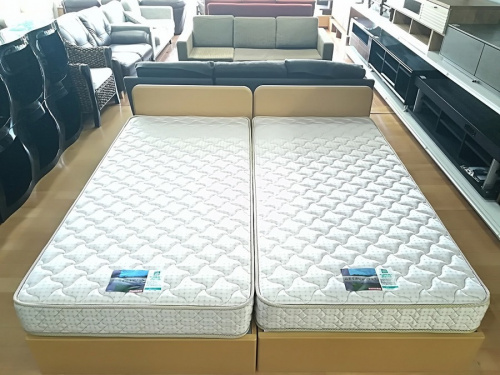 ベッドのシングルベッド