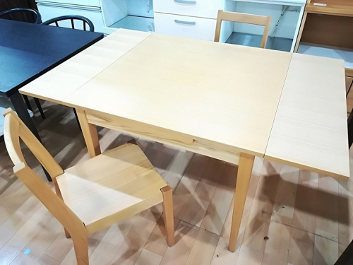 生活家具のテーブル