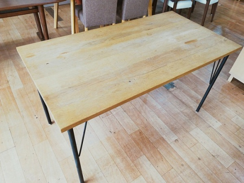 生活家具のテーブル