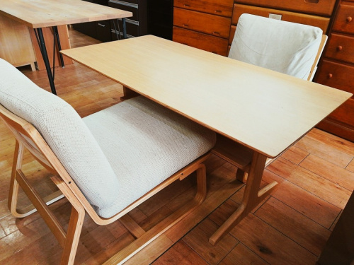 生活家具のテーブル