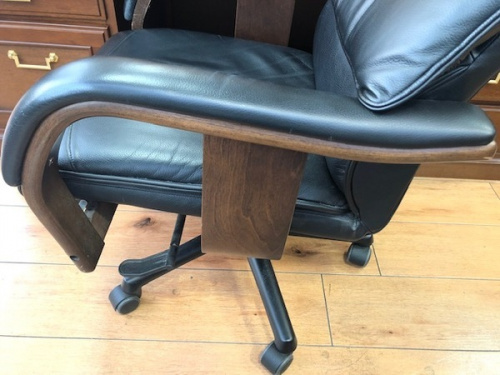 本革の富士ファニチュア