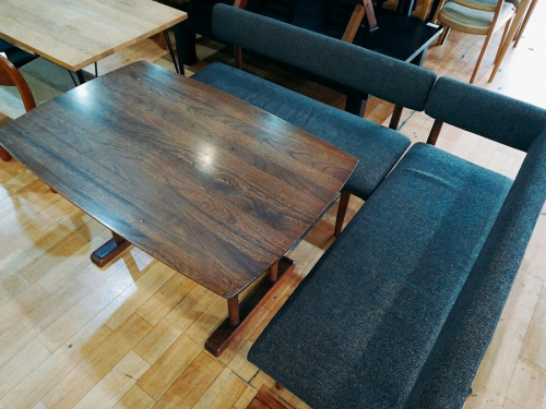 生活家具のテーブル