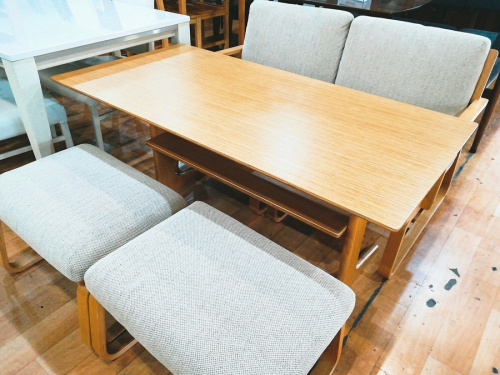 生活家具のテーブル