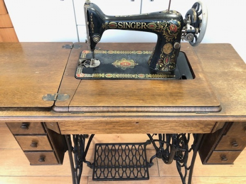 インテリアのアンティークミシン台