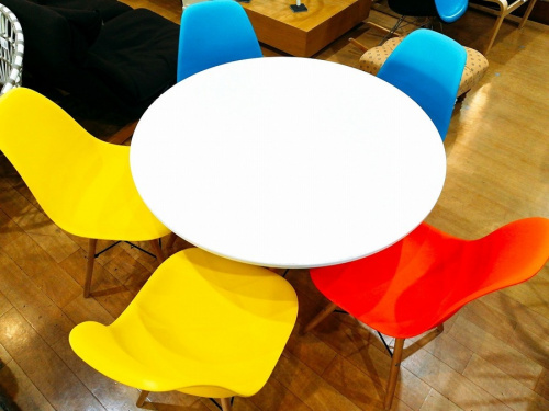 生活家具のテーブル