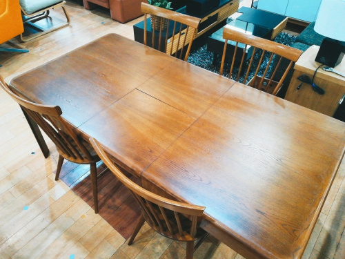 生活家具のダイニングテーブル