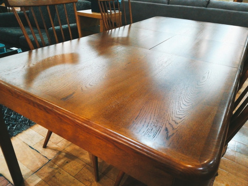 ダイニングテーブルの柏木工