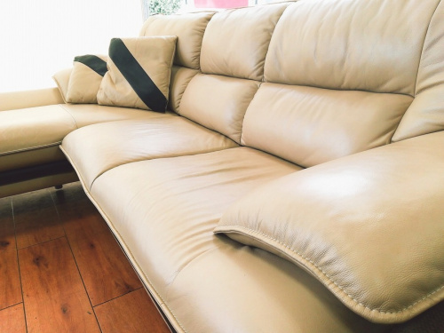 カウチソファー　レザーのニトリ
