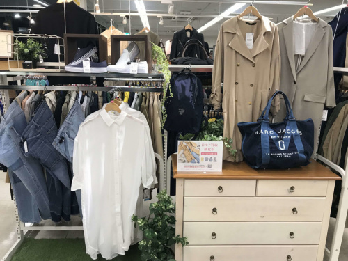 レディースファッションのシャツ　ブラウス