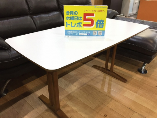 家具のテーブル