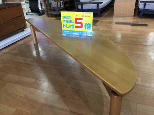 家具のテーブル