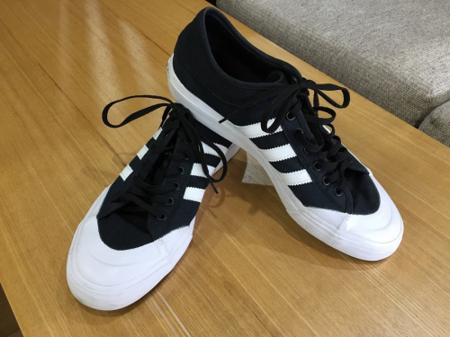スニーカーのadidas　アディダス
