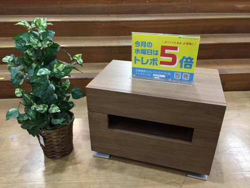 家具のナイトテーブル