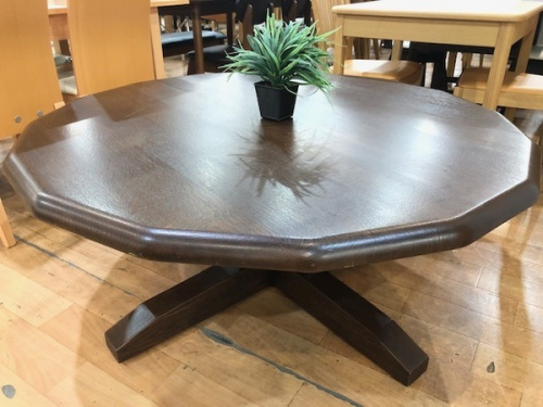 家具のテーブル