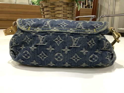 ショルダーバッグのLOUIS VUITTON